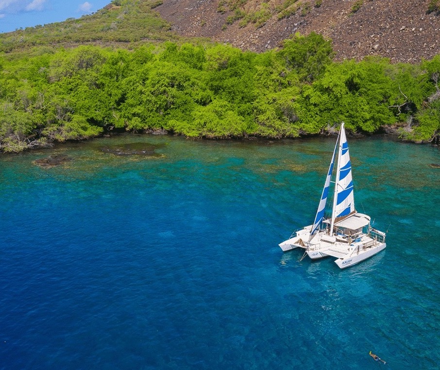Best-boat-for-seasickness-2 a catamaran sits in the beautiful calm water off of the rugged big island coastline in Kealakekua bay Hawaii